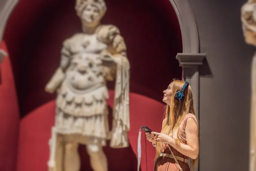 Visiteuse au musée avec un audioguide