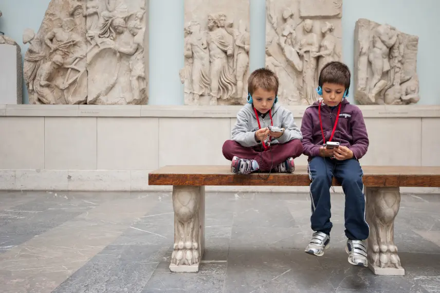 Enfants utilisants des audioguides