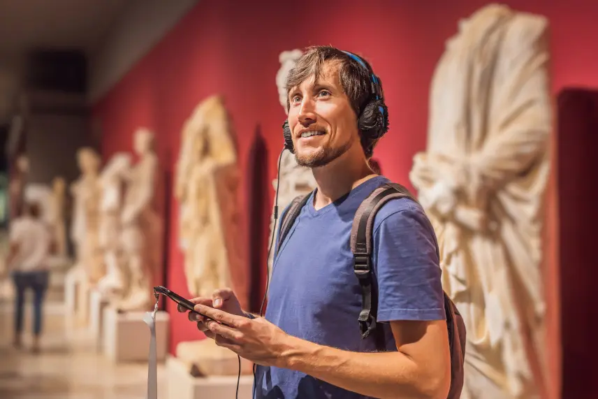 Visiteur au musée avec un audioguide